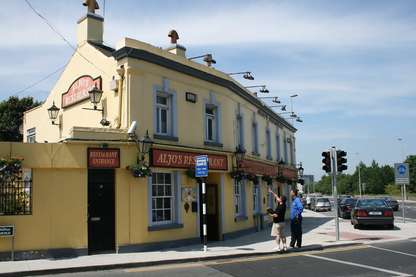 Fachada real de The Old Punch Bowl en Booterstown