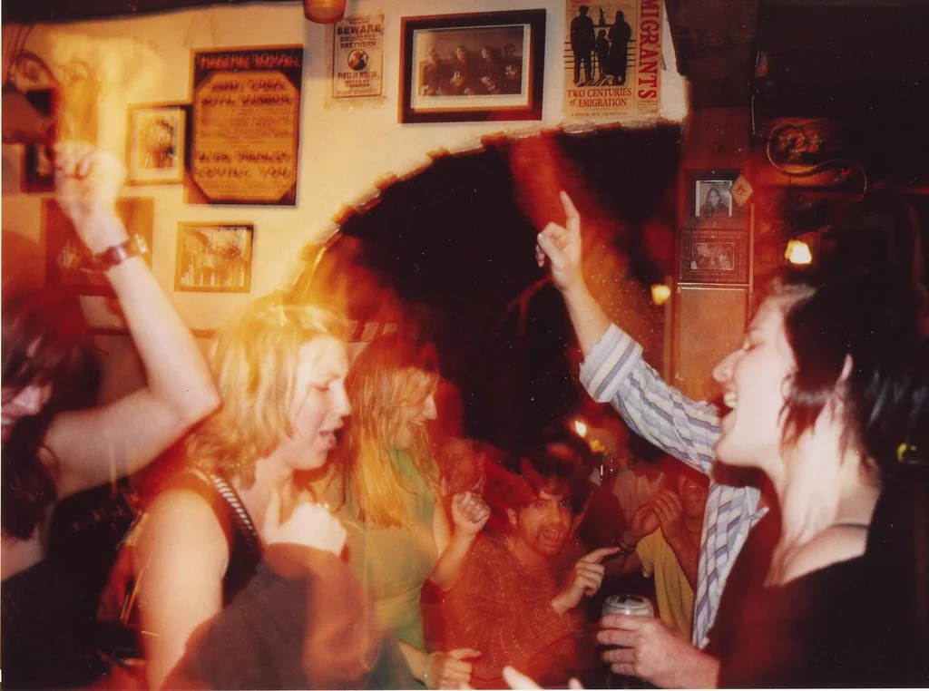 Interior real de The Celt durante una noche de música