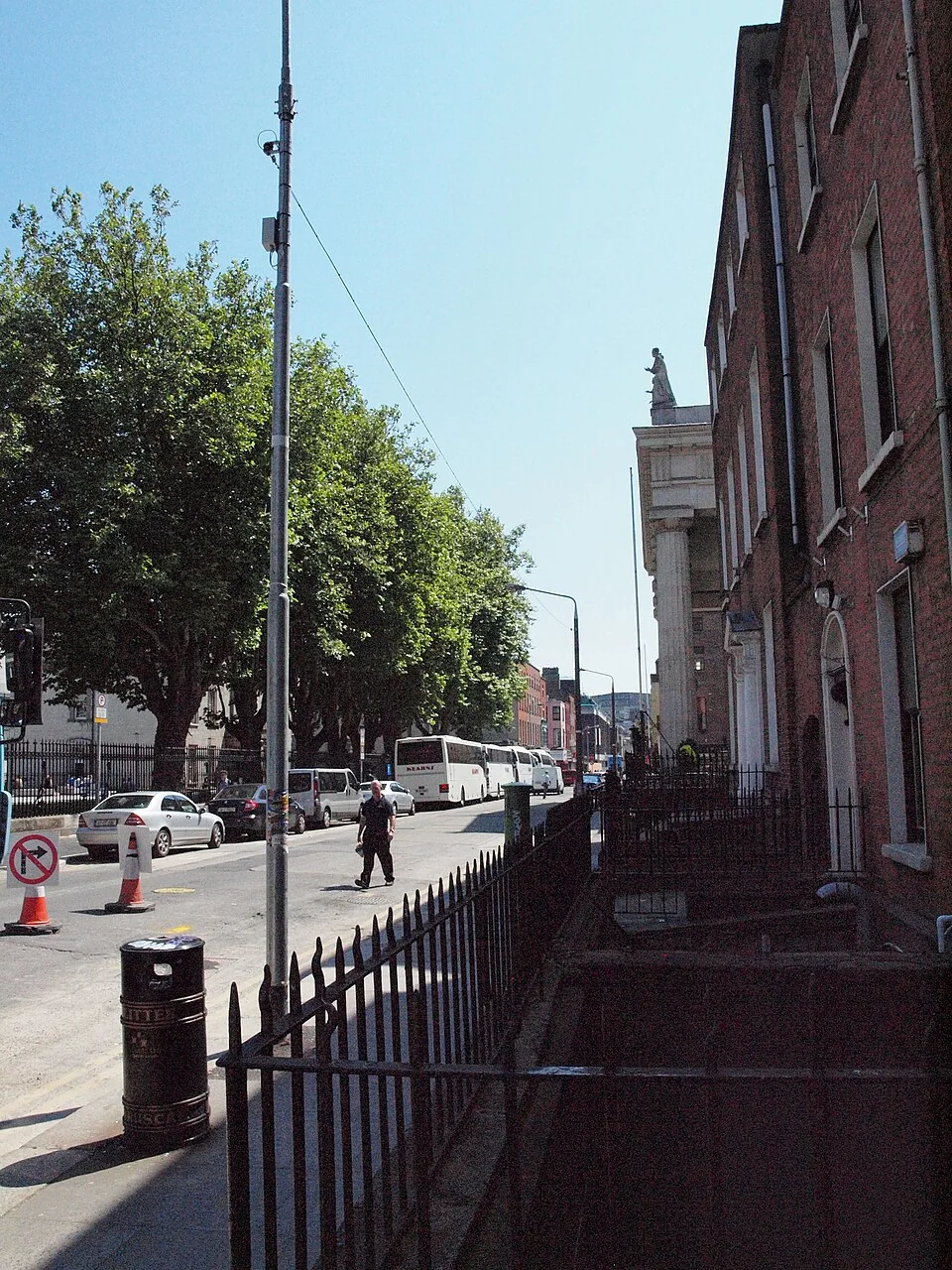 Fotografía real de Marlborough Street, donde se encuentra Pipers Corner