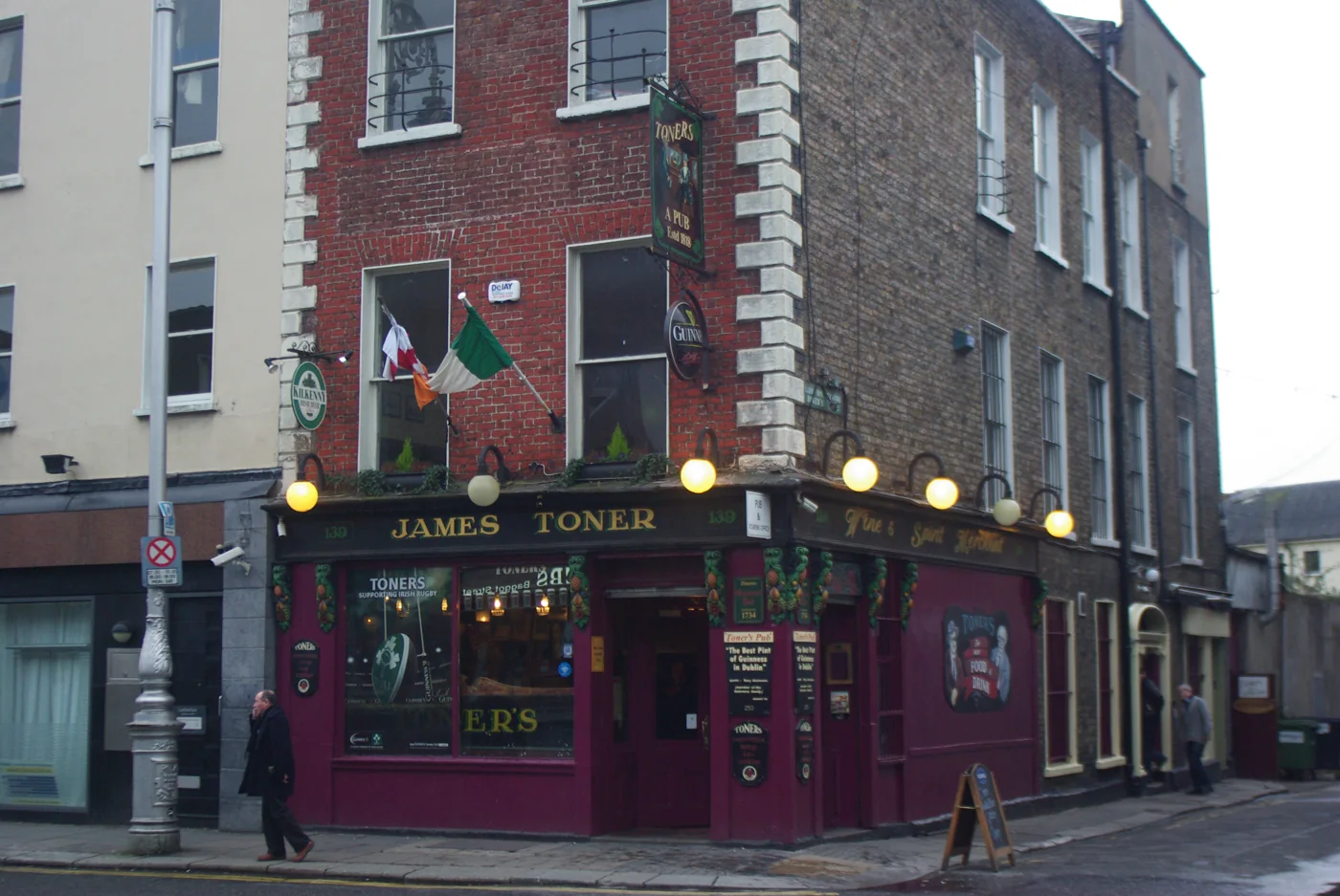 Fachada real de Toners Pub en Baggot Street